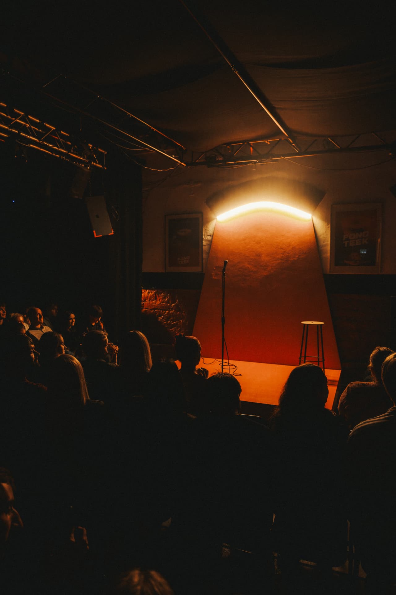 Täis saal ja tühi oranž lava